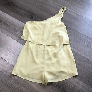 Le Lis Collections Light Yellow One Shoulder Strap Romper NWT womens size large